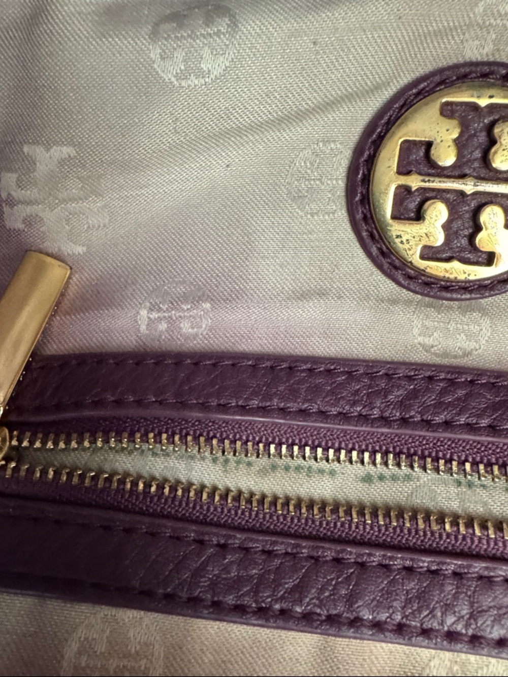 Tory Burch Amanda Plum Hobo Bag with Gold Logo & plain dusty - Picture 6 of 8